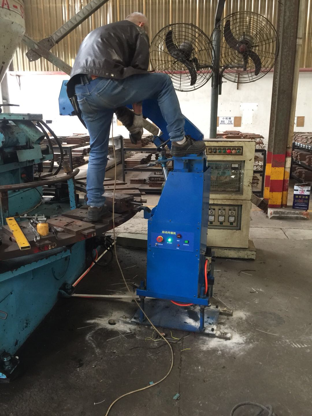 華通圓盤鞋機全自動開模機械手設(shè)備